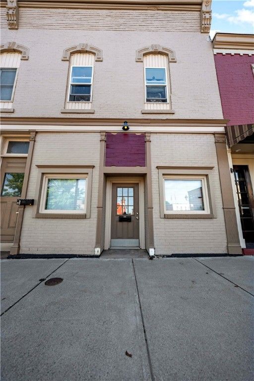 Exterior, Facade, Rowhouse