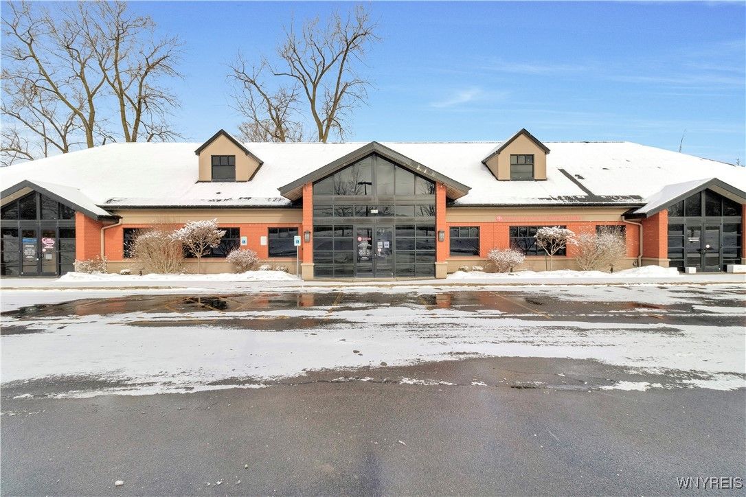 Exterior, Facade, Ranch