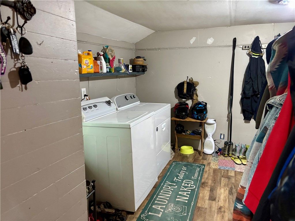 Interior, Washer, Wood Texture Flooring