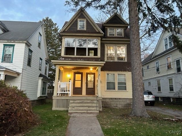 Exterior, Facade, Queen Anne Victorian