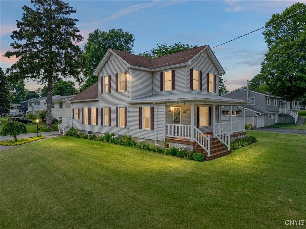Backyard, Exterior, Facade, Queen Anne Victorian