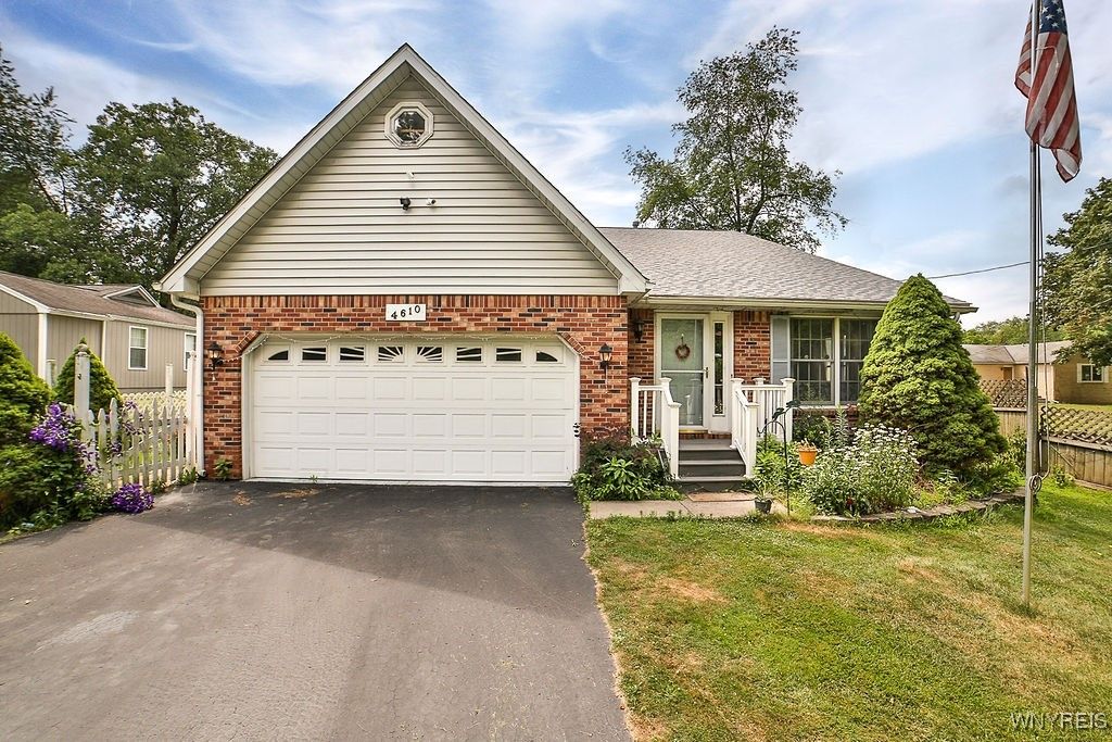 Attached, Exterior, Facade, Brick Facade, Ranch