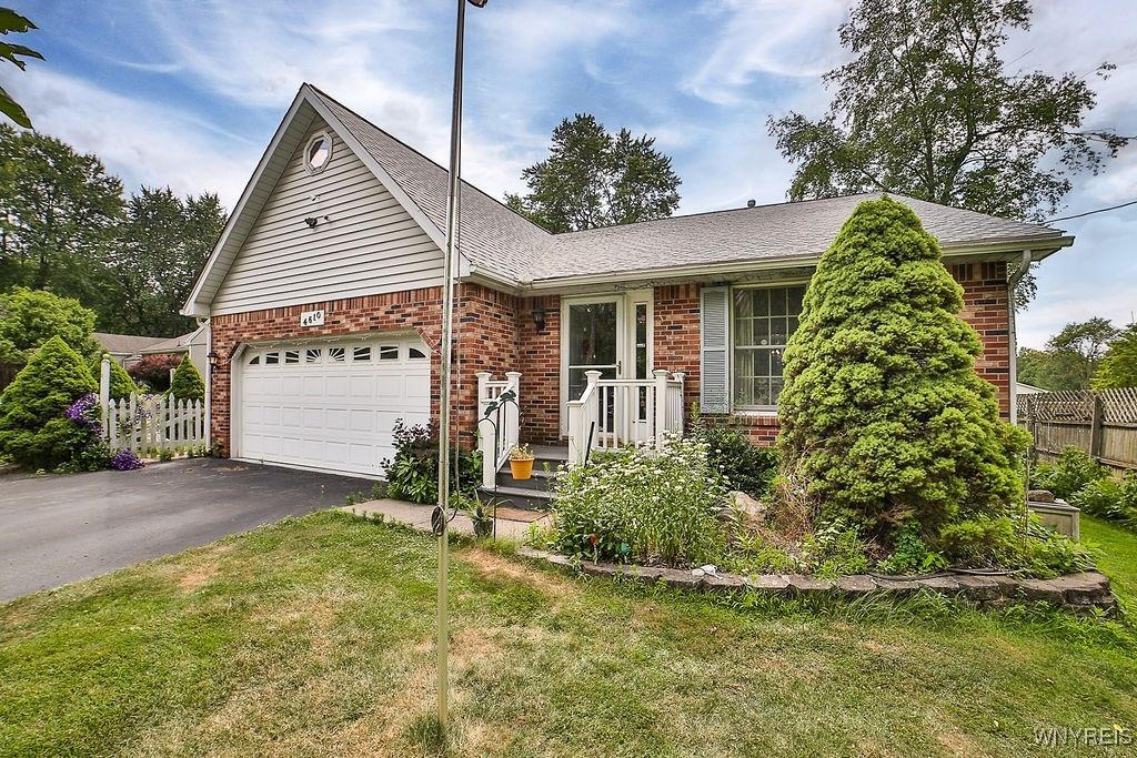 Attached, Exterior, Facade, Brick Facade, Ranch