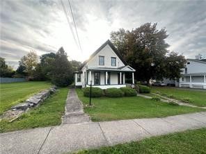 Backyard, Exterior, Facade, Queen Anne Victorian