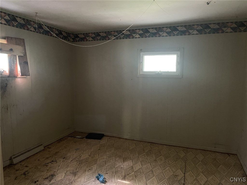 Empty room, Interior
