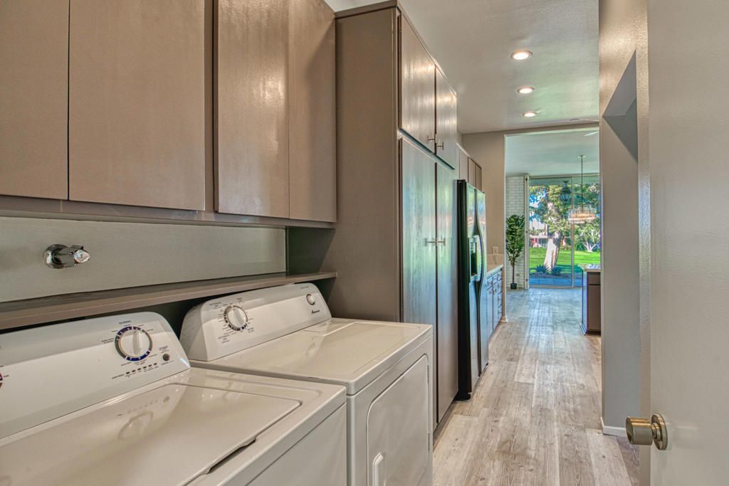 Interior, Recessed Lighting, Washer, Wood Texture Flooring