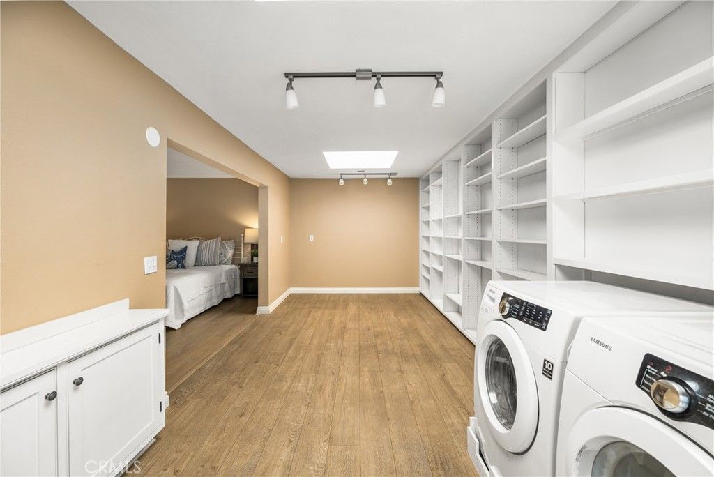 Interior, Washer, Wood Texture Flooring