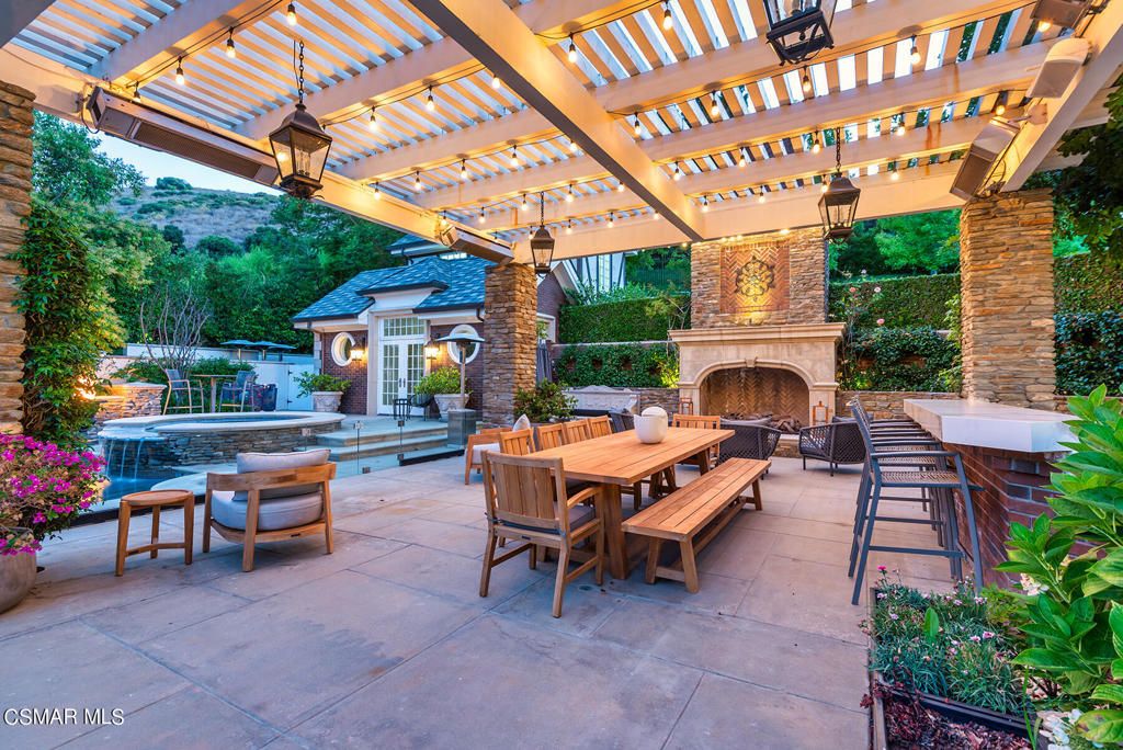Exterior, Fireplace, Hot Tub
