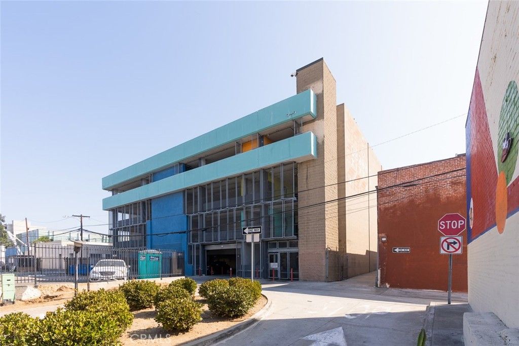 Exterior, Facade, Modern