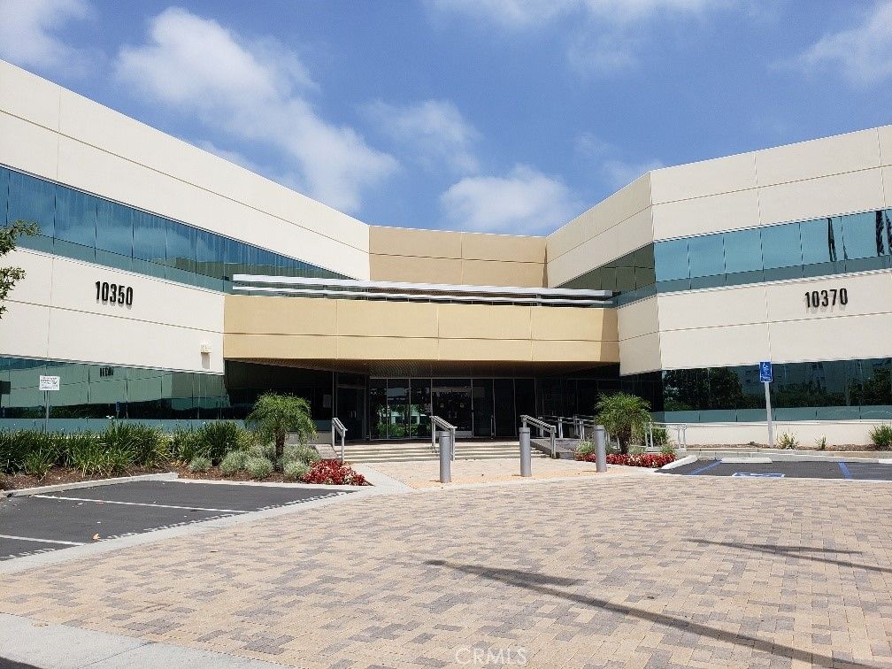 Exterior, Facade, Modern