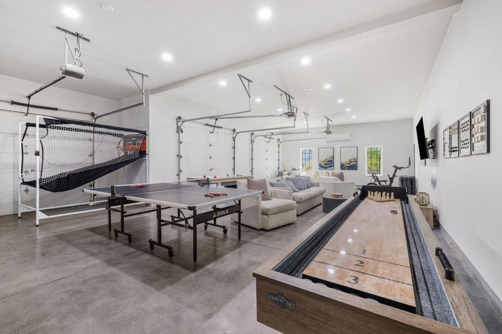 Game Room, Interior, Recessed Lighting