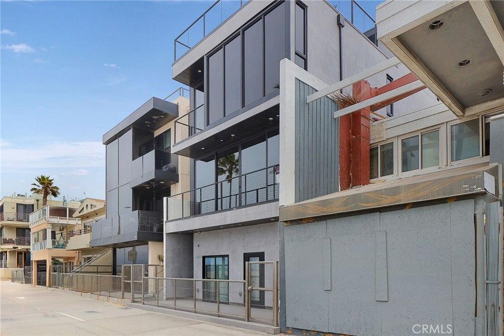 Exterior, Facade, Modern