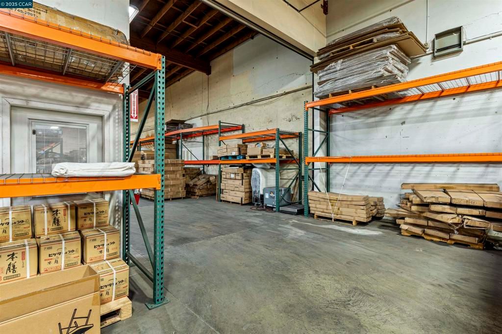 Garage, Interior, Wooden Beams
