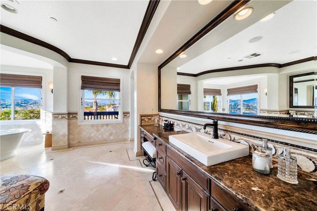 Bathroom, Dual Sink Vanities, Interior, Recessed Lighting