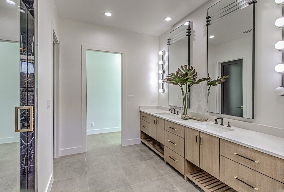 Bathroom, Dual Sink Vanities, Interior, Recessed Lighting