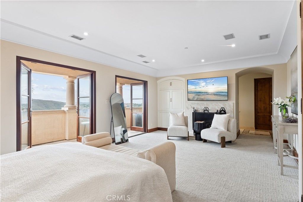 Bedroom, Fireplace, Interior, Recessed Lighting, Water