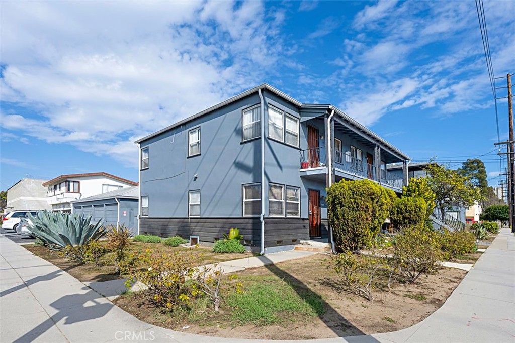 Exterior, Facade, Modern