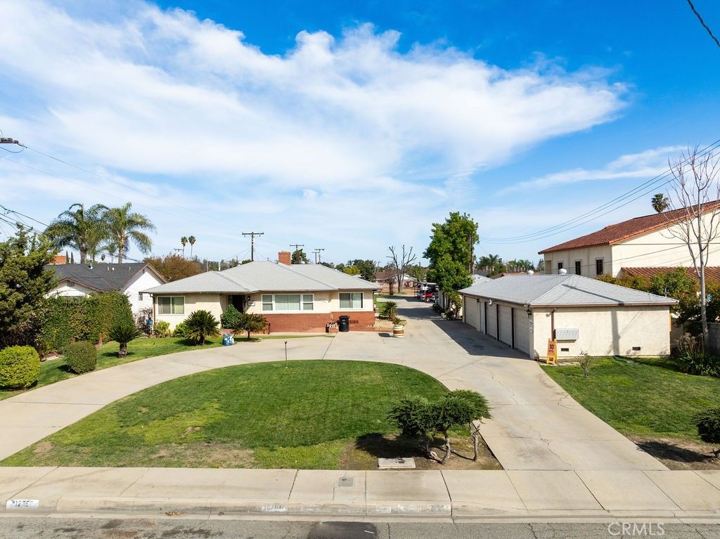 Attached, Exterior, Facade, Ranch
