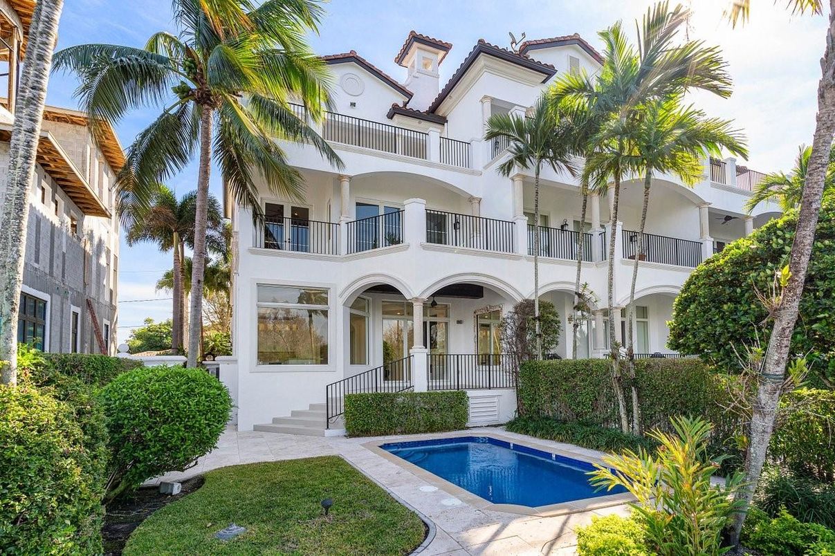 Exterior, Facade, Pool, Mediterranean