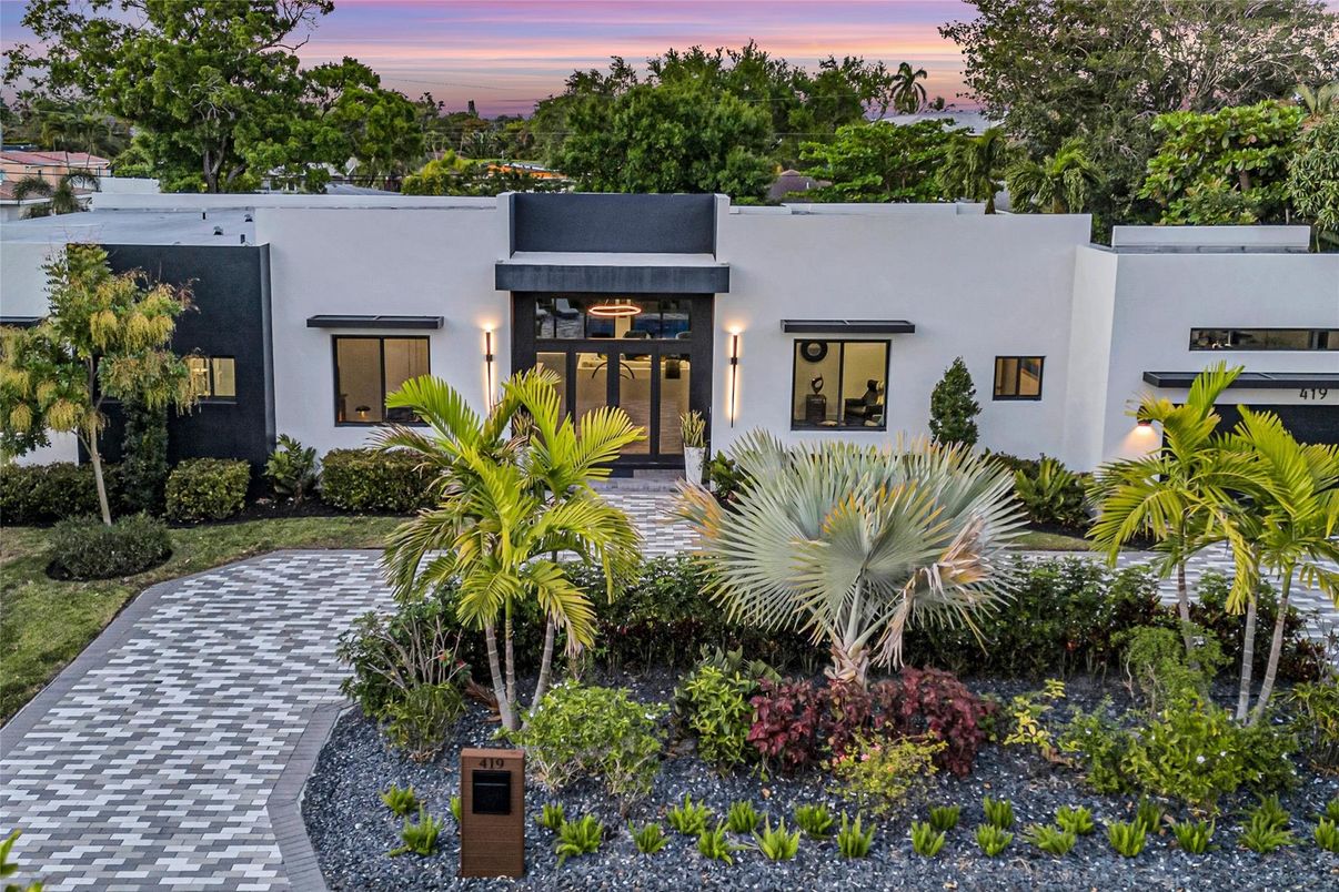Exterior, Facade, Modern
