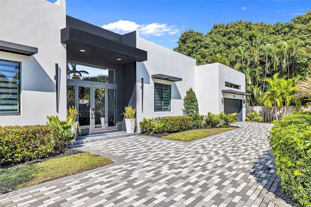 Exterior, Facade, Modern
