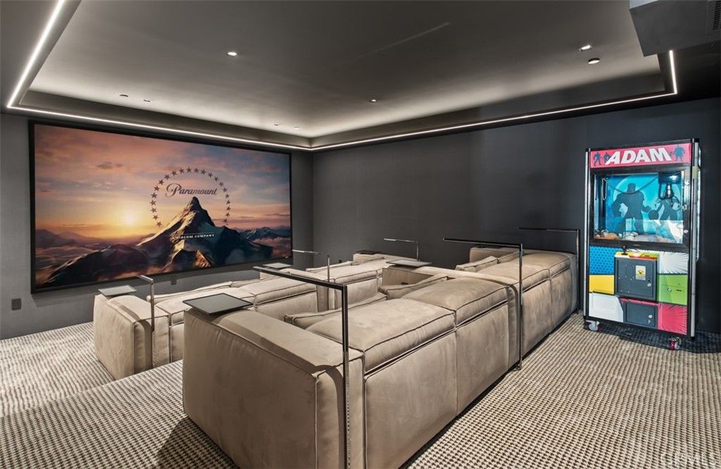 Interior, Projection Screen, Recessed Lighting, Theatre Room