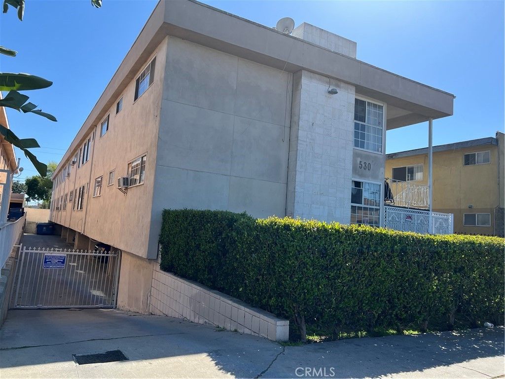 Exterior, Facade, Modern