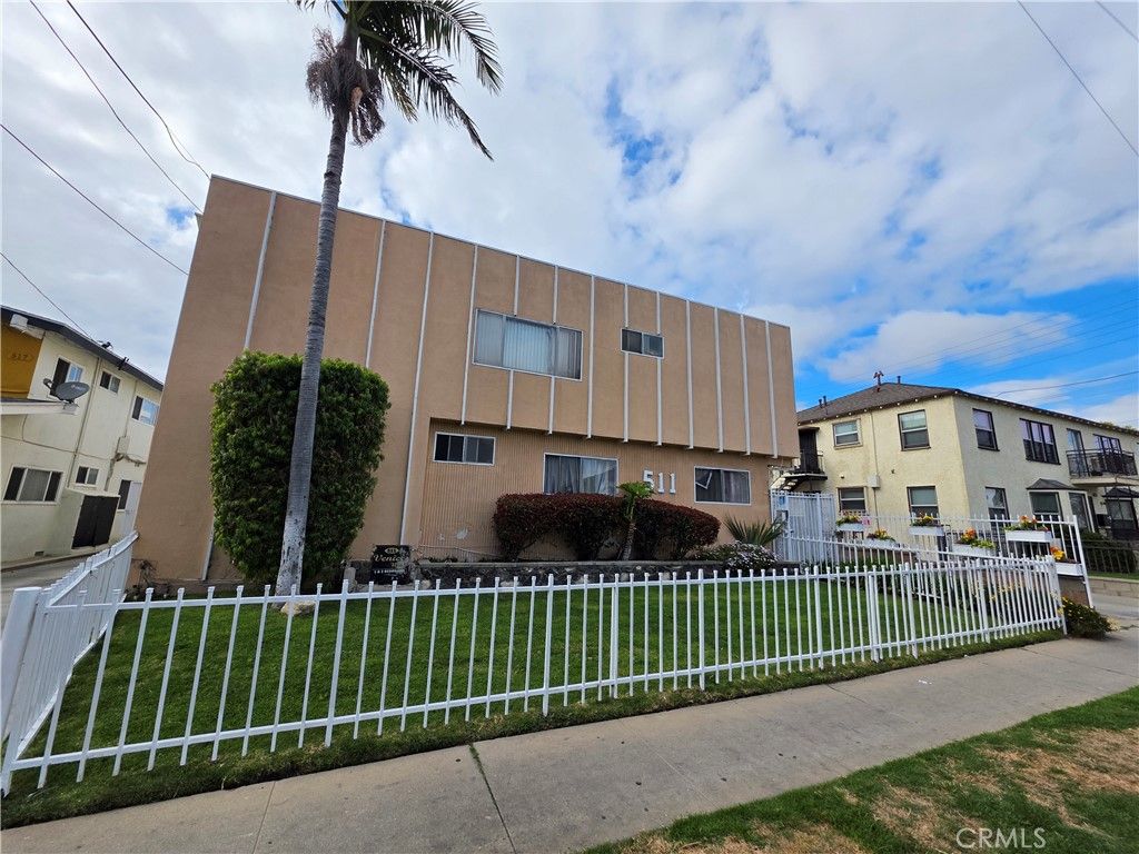 Exterior, Facade, Modern