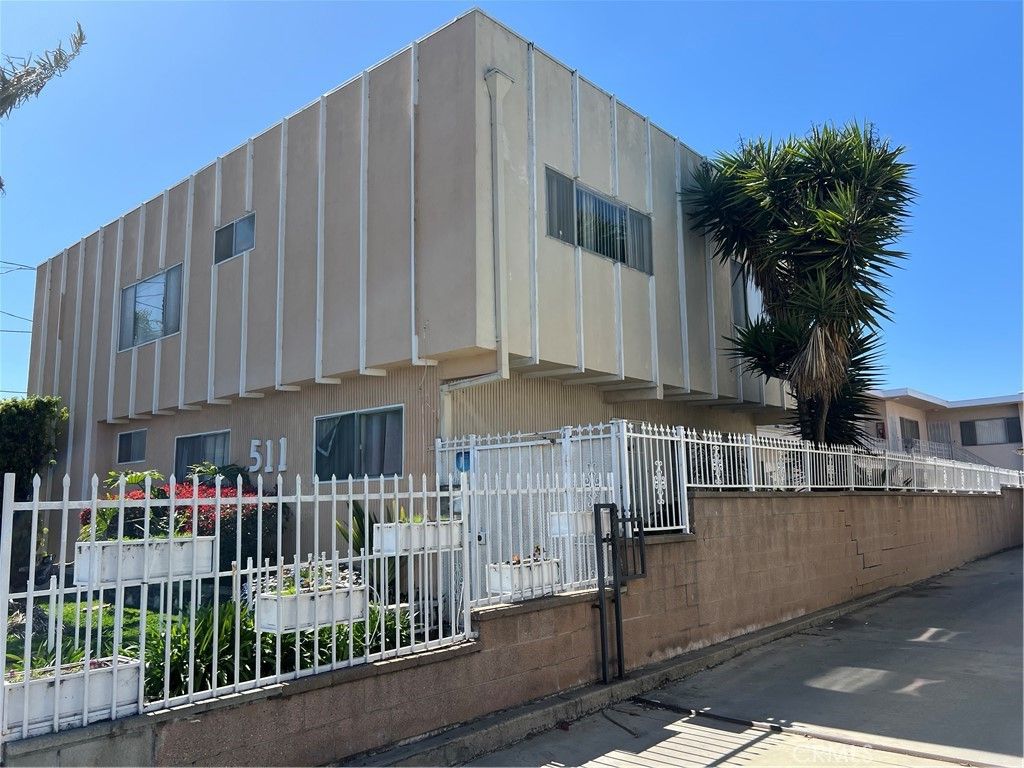 Exterior, Facade, Modern