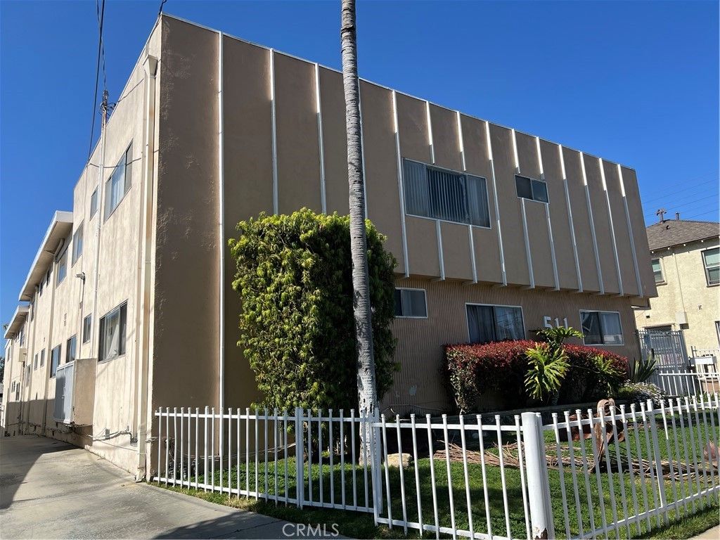 Exterior, Facade, Modern