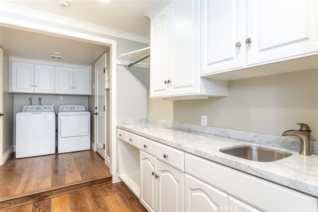 Interior, Recessed Lighting, Washer, Wood Texture Flooring