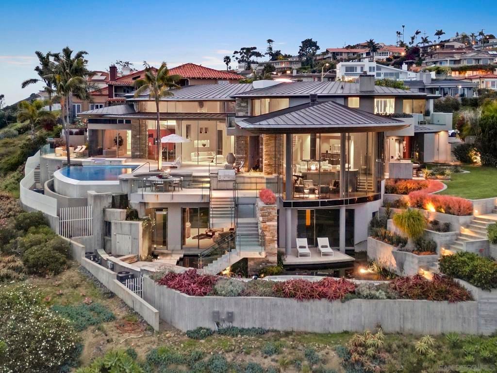Exterior, Facade, Pool, Modern