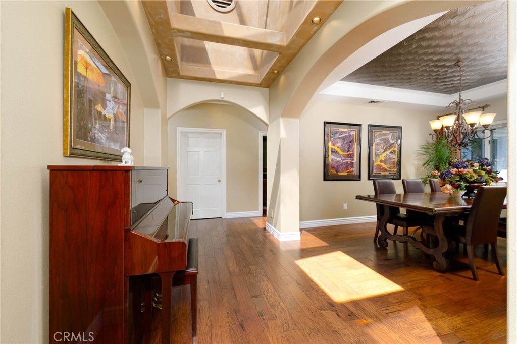 Chandelier, Dining room, Interior, Piano, Recessed Lighting, Wood Texture Flooring