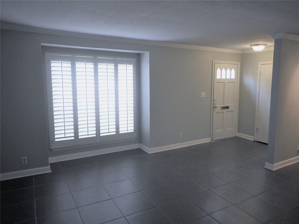 Empty room, Interior