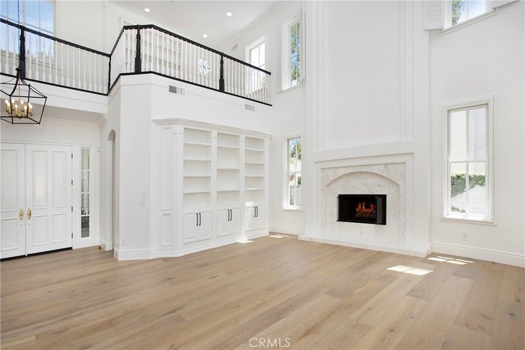 Chandelier, Fireplace, Interior, Recessed Lighting, Wood Texture Flooring