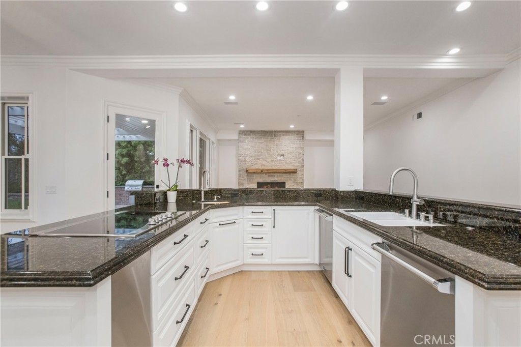 Fireplace, Interior, Kitchen, Recessed Lighting, Wood Texture Flooring
