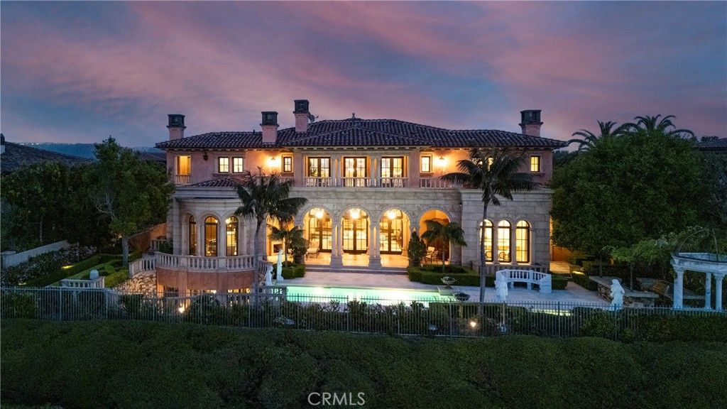 Exterior, Facade, Pool, Mediterranean