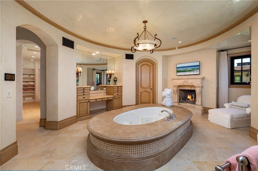 Bathroom, Fireplace, Interior, Pendant Lights, Recessed Lighting