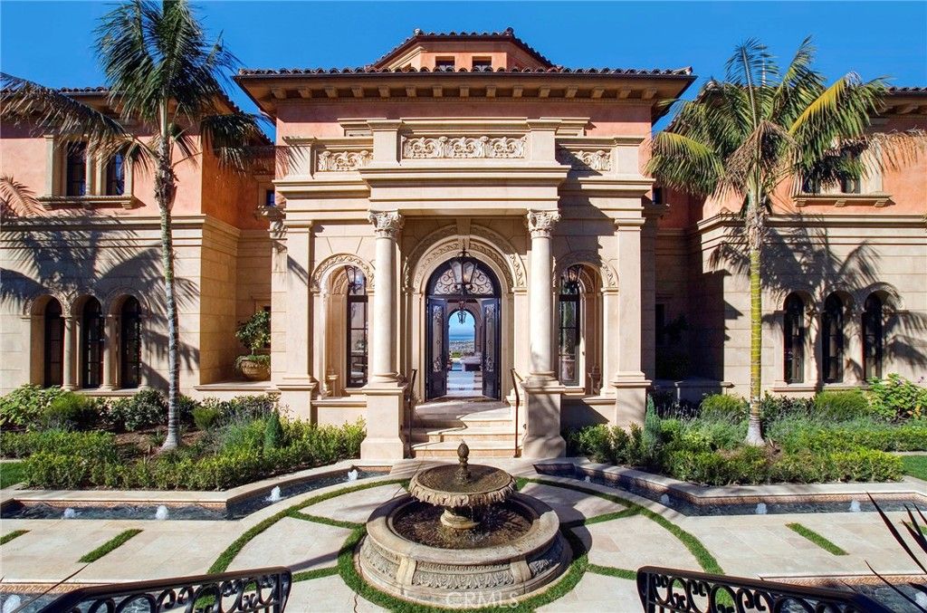 Exterior, Facade, Mediterranean