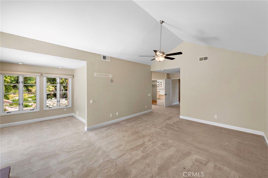 Empty room, Interior
