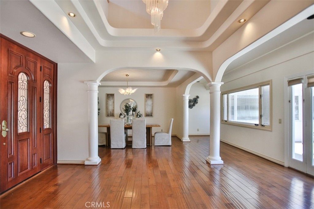 Chandelier, Dining room, Interior, Recessed Lighting, Wood Texture Flooring