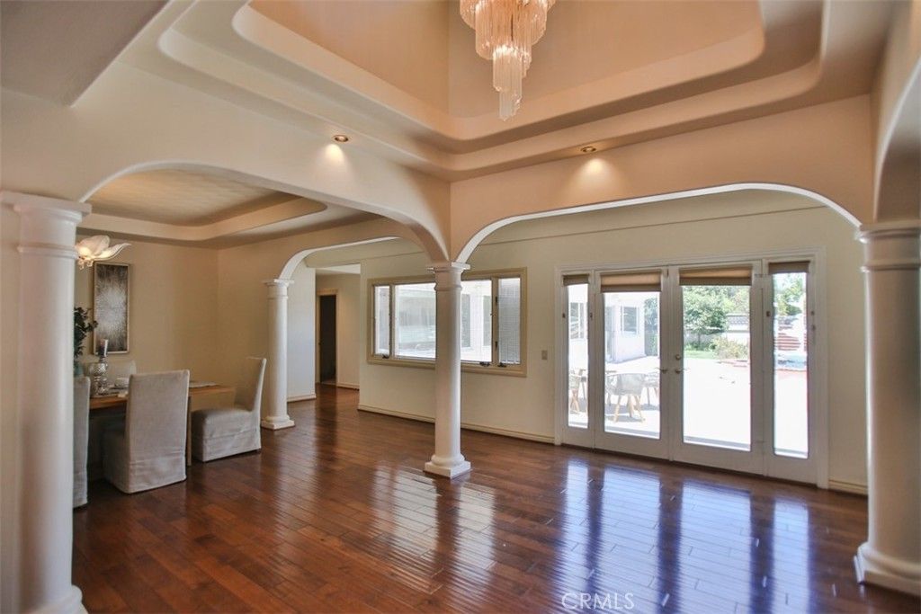 Chandelier, Dining room, Interior, Recessed Lighting, Wood Texture Flooring