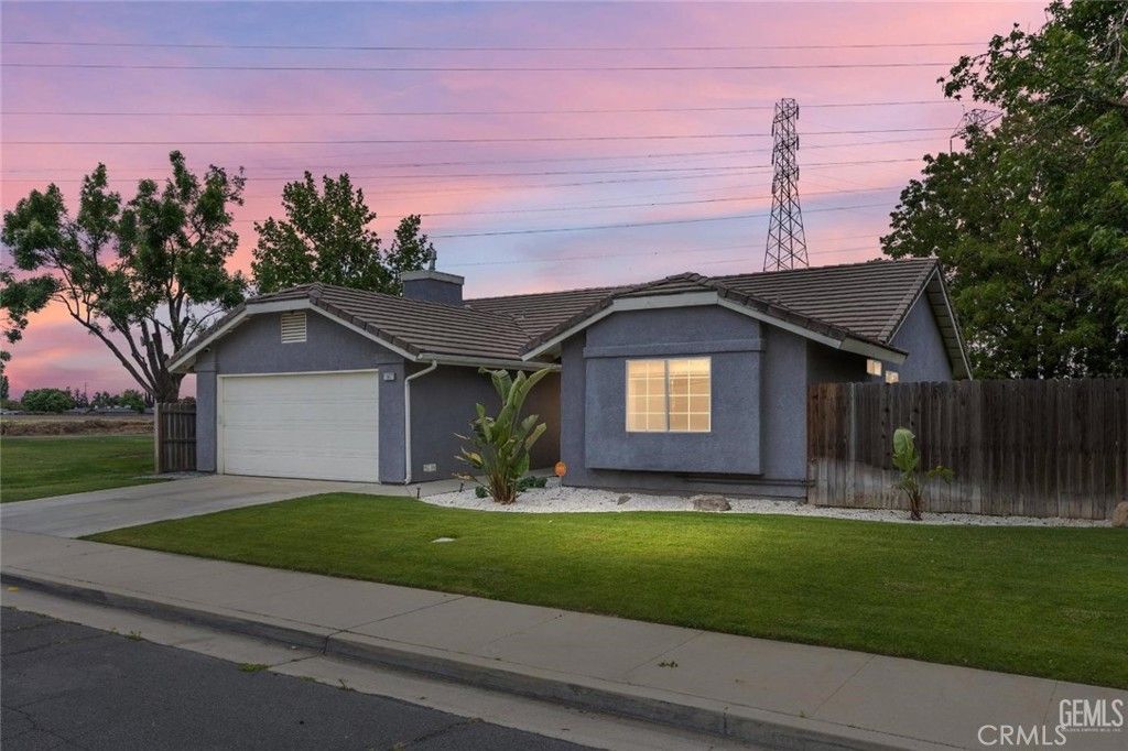 Attached, Exterior, Facade, Ranch