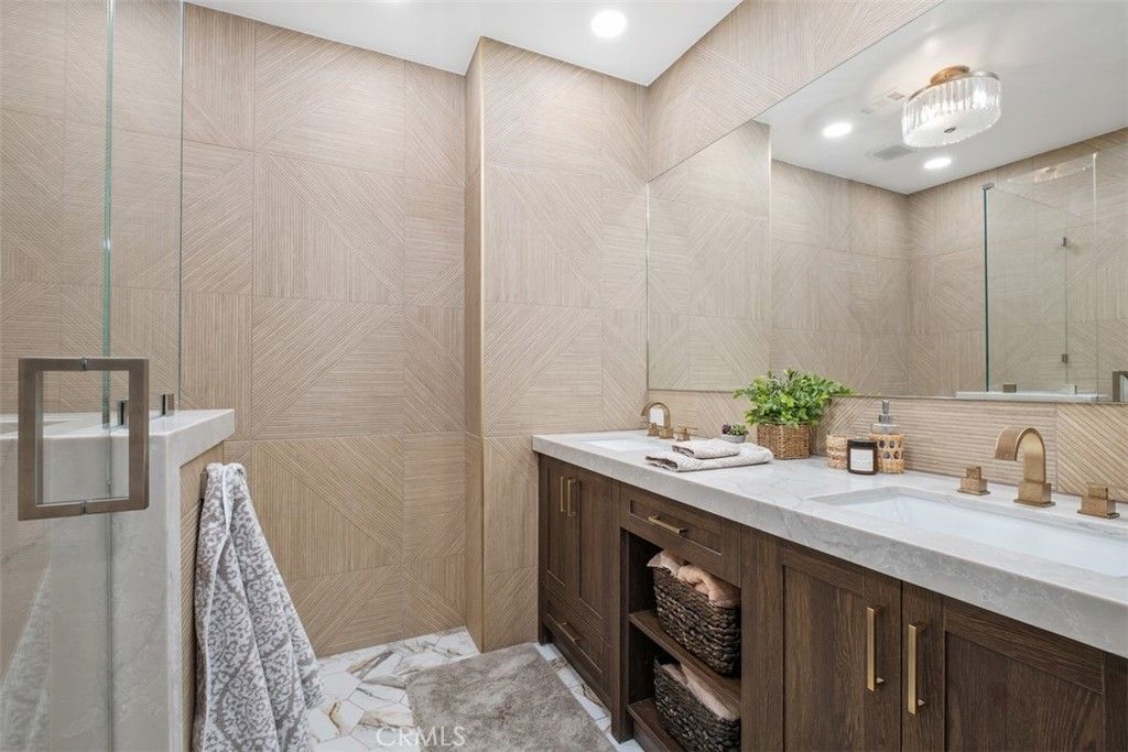 Bathroom, Dual Sink Vanities, Interior, Recessed Lighting