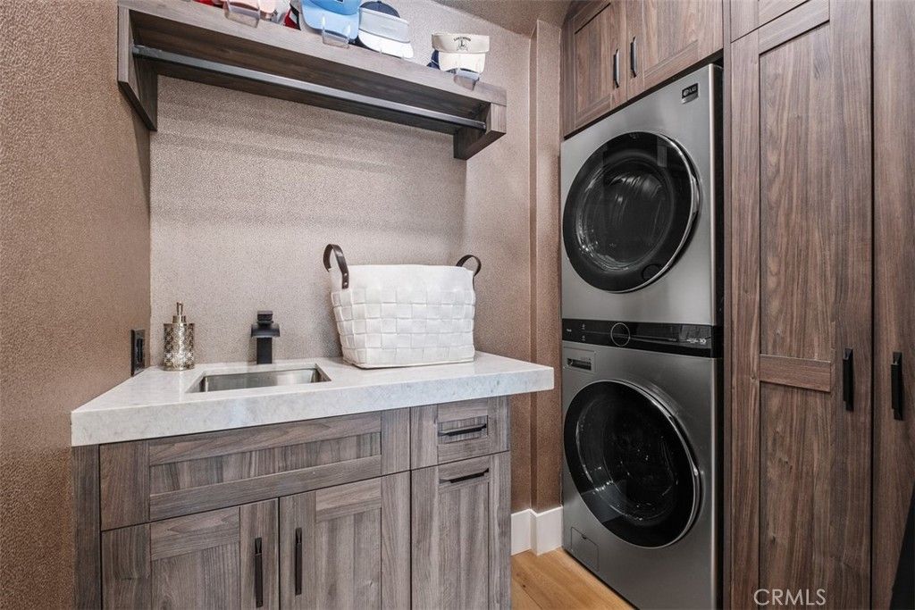 Interior, Utility Closets, Washer, Wood Texture Flooring