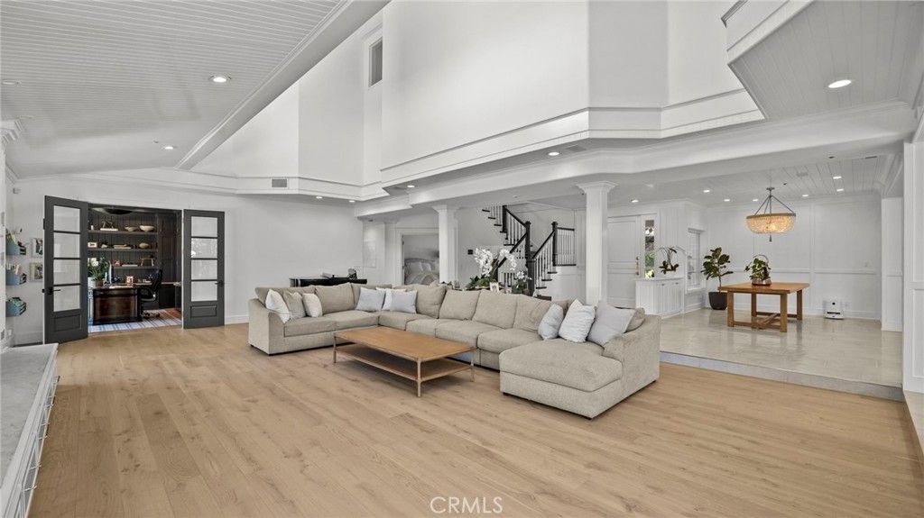 Interior, Living room, Pendant Lights, Recessed Lighting, Wood Texture Flooring