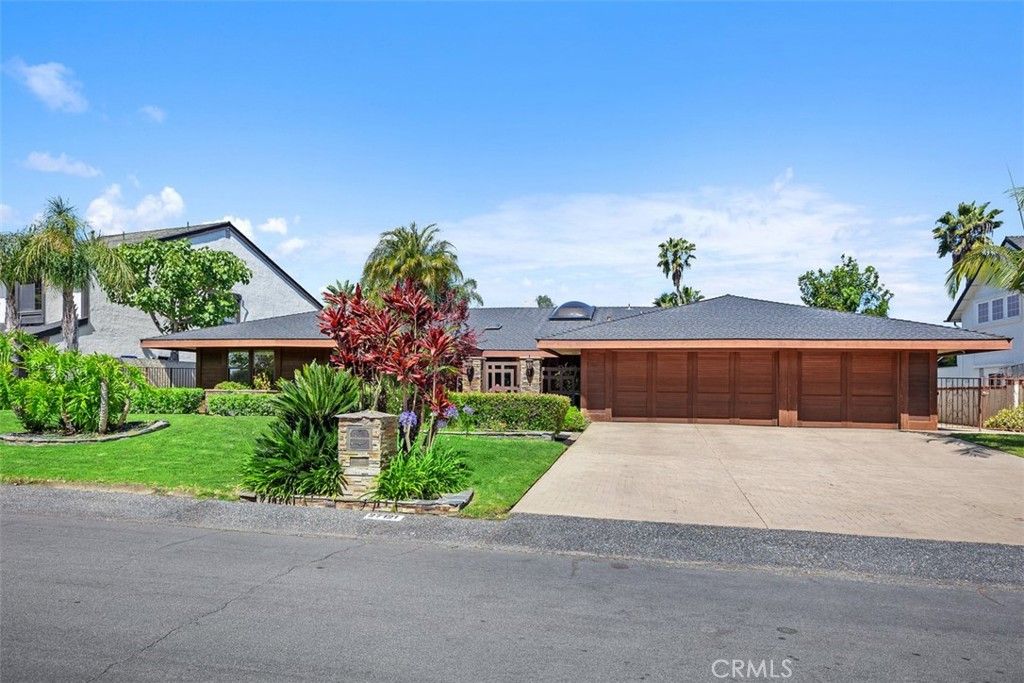 Attached, Exterior, Facade, Ranch