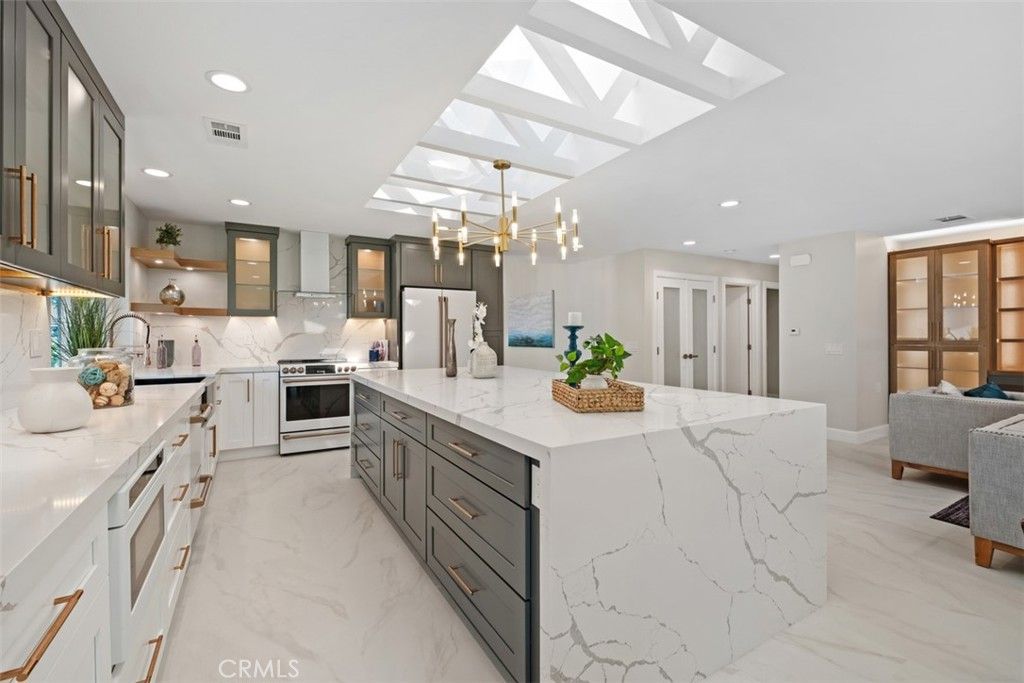 Chandelier, Interior, Kitchen, Marble, Pendant Lights, Recessed Lighting, Stainless Steel Appliances