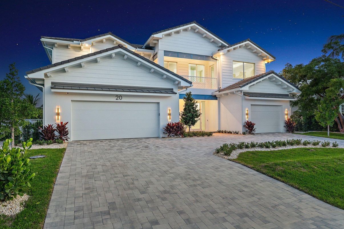 Attached, Exterior, Facade, Mediterranean