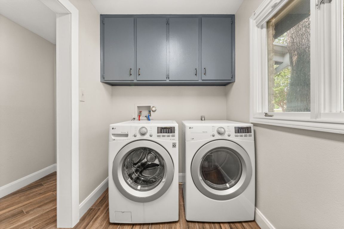 Interior, Washer, Wood Texture Flooring
